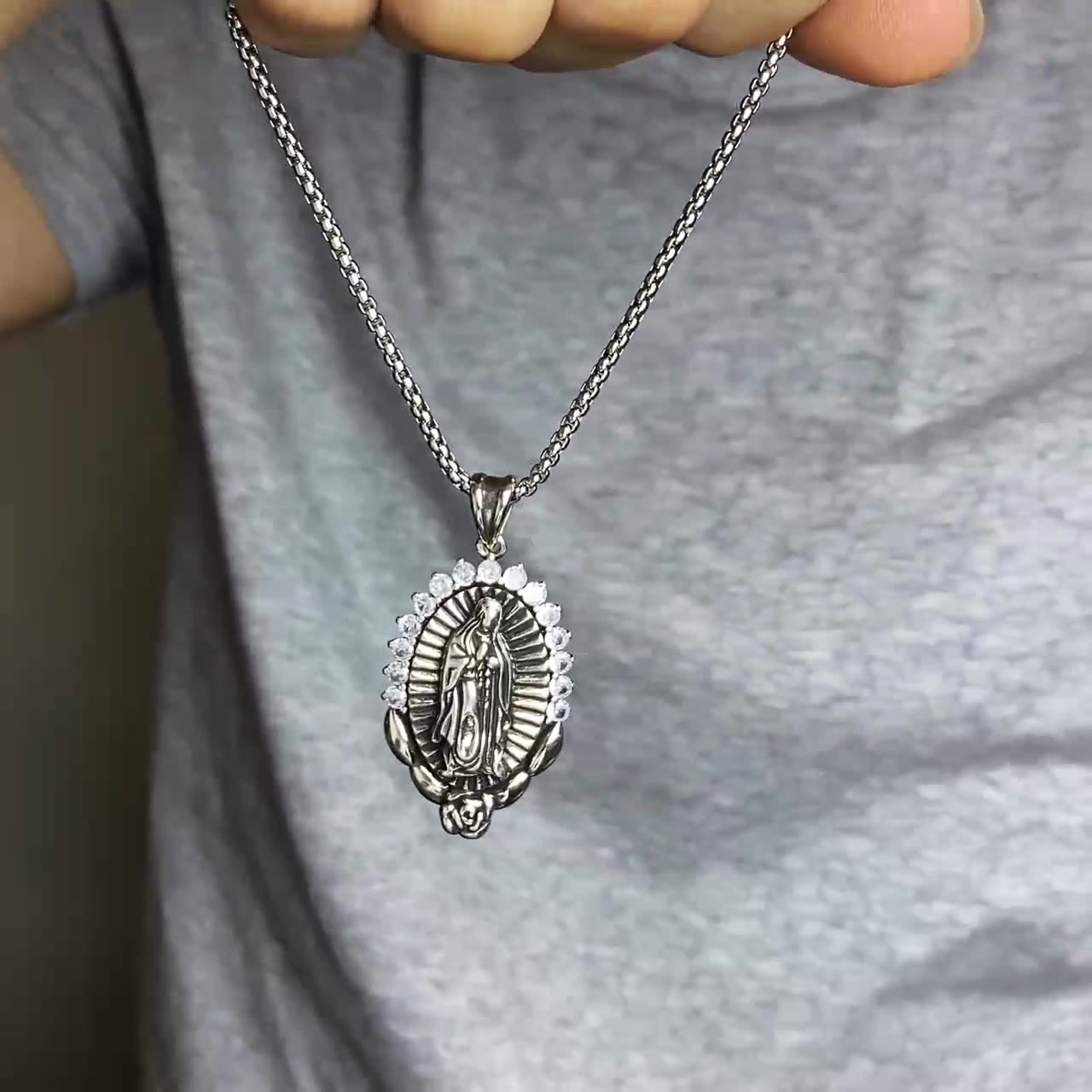 Collier Pendentif Notre-Dame : Halo Sacré et Symbole Rose