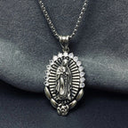 Collier Pendentif Notre-Dame : Halo Sacré et Symbole Rose