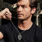 Collier Pendentif Notre-Dame : Halo Sacré et Symbole Rose