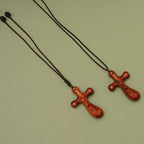Crucifix INRI vintage en bois de santal - Pendentif et collier pour voiture : La dévotion sur la route