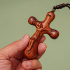 Crucifix INRI vintage en bois de santal - Pendentif et collier pour voiture : La dévotion sur la route