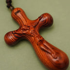 Crucifix INRI vintage en bois de santal - Pendentif et collier pour voiture : La dévotion sur la route