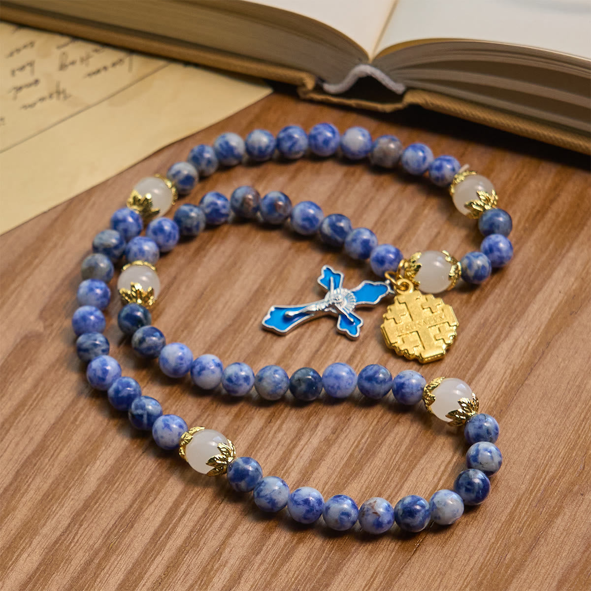 Pulsera de Rosario Artesanal Elástica de 4mm con Piedras Azules, Crucifijo y Cruz de Jerusalén