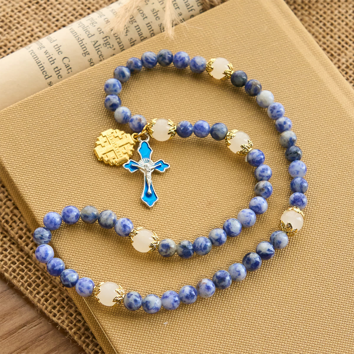 Pulsera de Rosario Artesanal Elástica de 4mm con Piedras Azules, Crucifijo y Cruz de Jerusalén