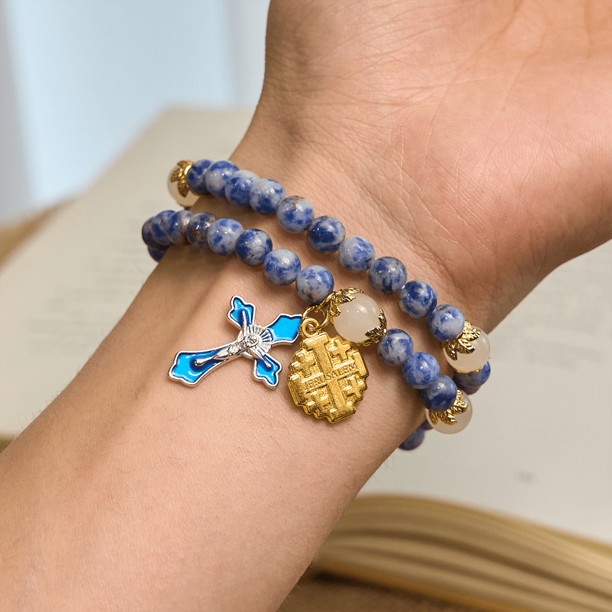 Pulsera de Rosario Artesanal Elástica de 4mm con Piedras Azules, Crucifijo y Cruz de Jerusalén