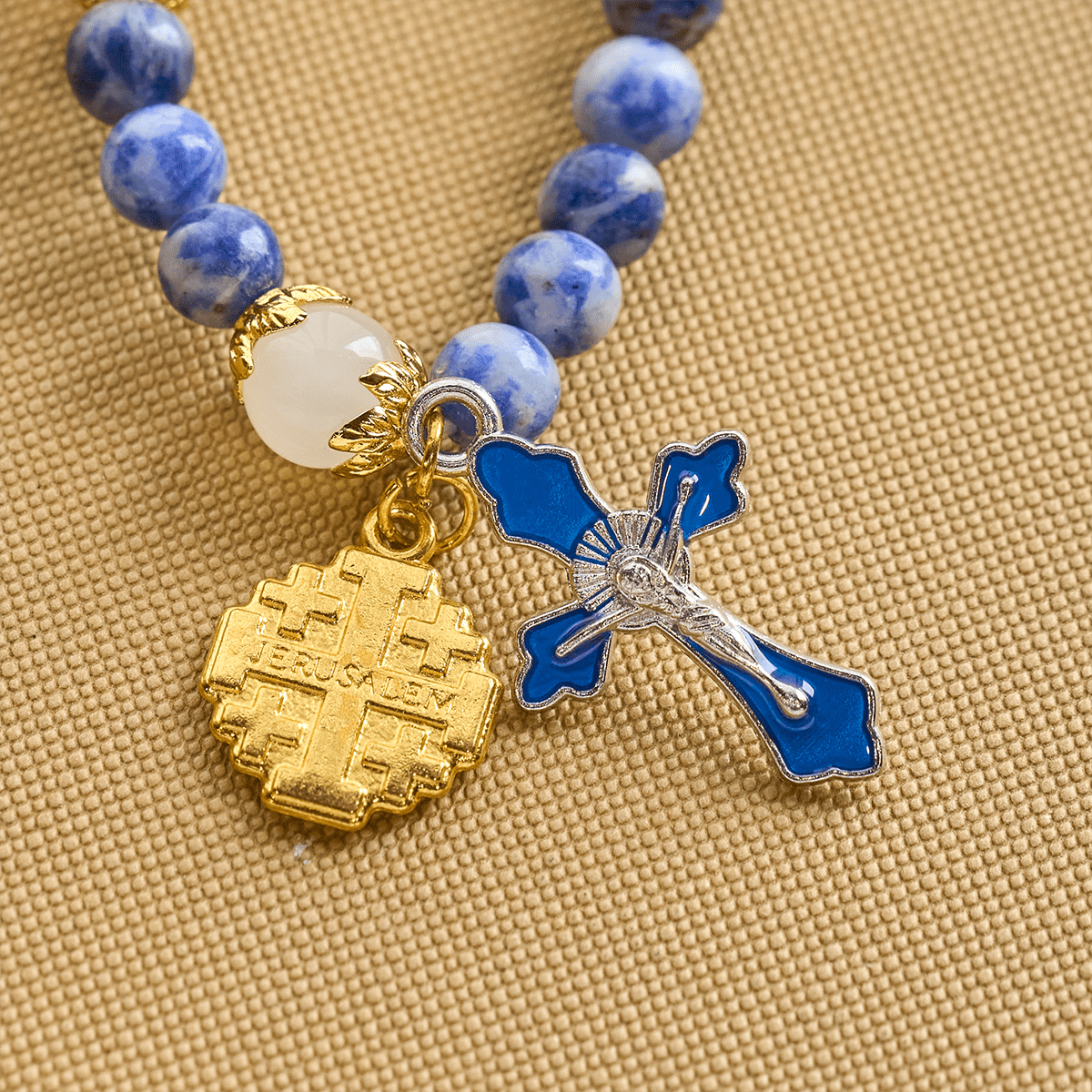 Pulsera de Rosario Artesanal Elástica de 4mm con Piedras Azules, Crucifijo y Cruz de Jerusalén