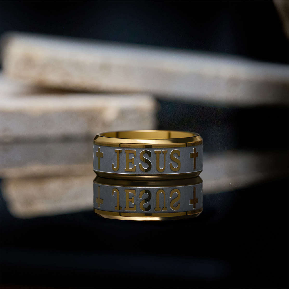 Anillo de acero de titanio con grabado láser "JESÚS"