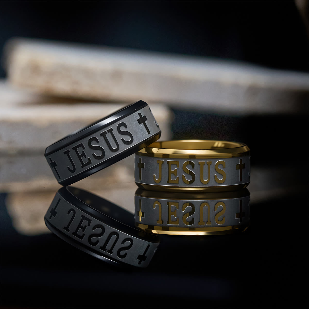 Anillo de acero de titanio con grabado láser "JESÚS"