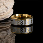 Anillo de acero de titanio con grabado láser "JESÚS"