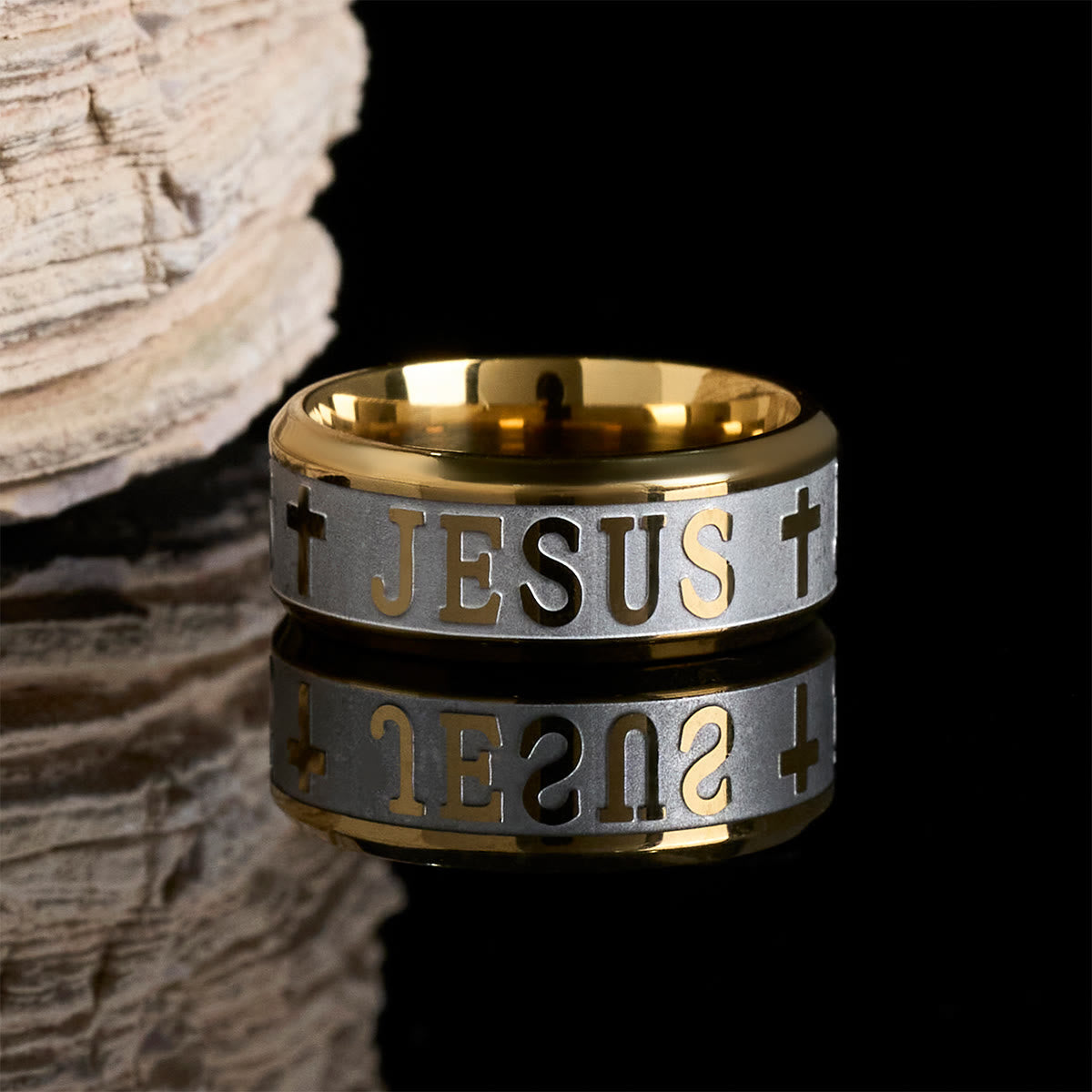 Anillo de acero de titanio con grabado láser "JESÚS"