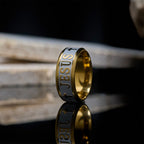 Anillo de acero de titanio con grabado láser "JESÚS"