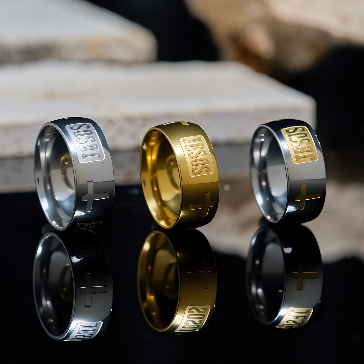 Bague bénie bicolore en or avec symbole JÉSUS et croix