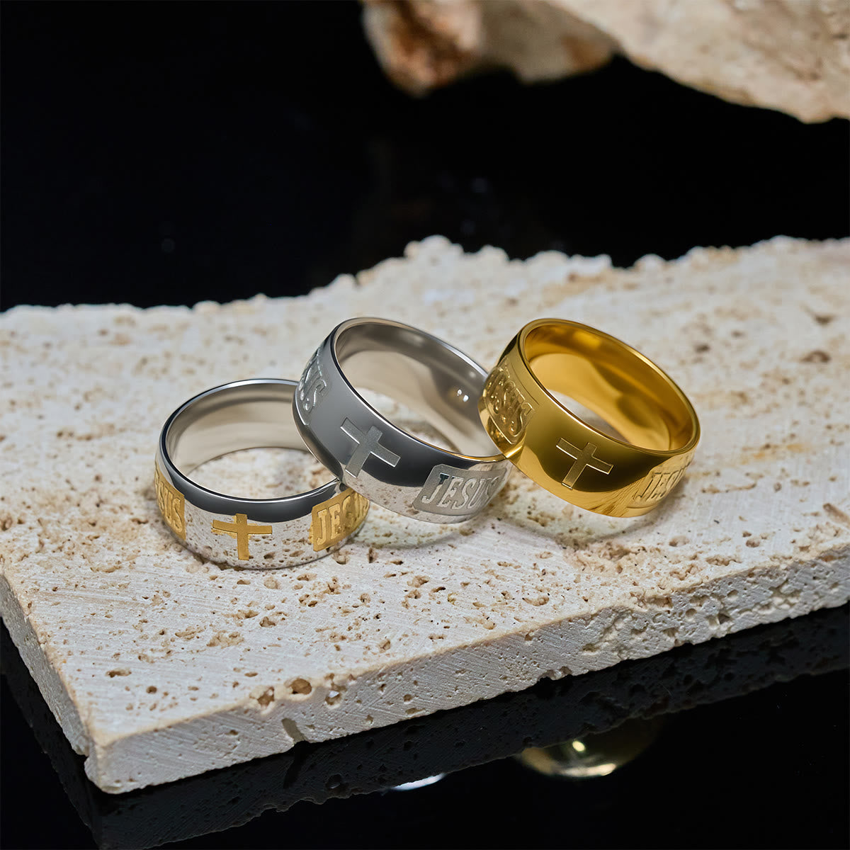 Bague bénie bicolore en or avec symbole JÉSUS et croix