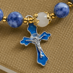 Pulsera Serene de Piedra Azul Texturizada con Crucifijo de Esmalte Azul