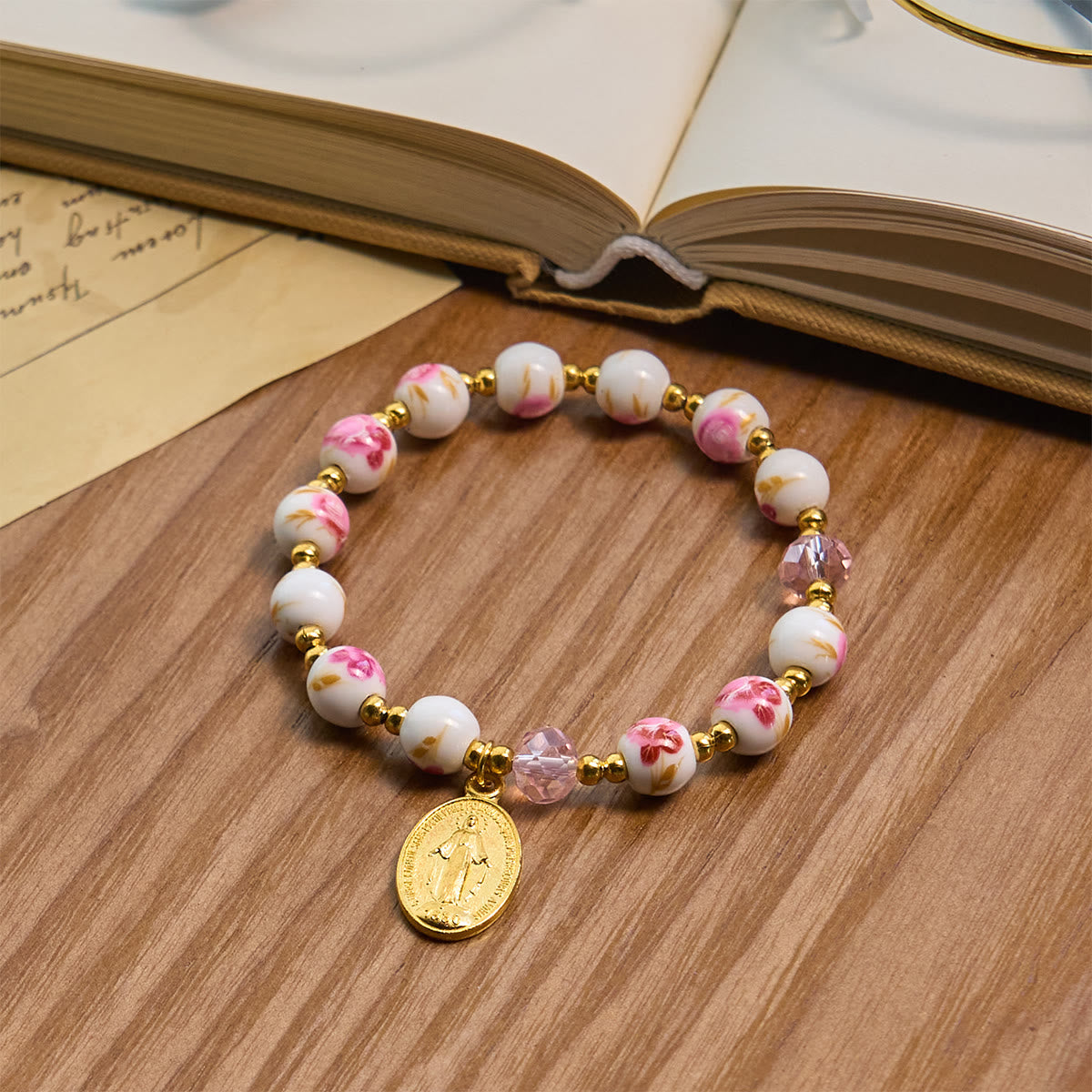 Bracelet élégant en céramique rose à motif floral de 8 mm avec médaille miraculeuse