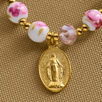 Bracelet élégant en céramique rose à motif floral de 8 mm avec médaille miraculeuse