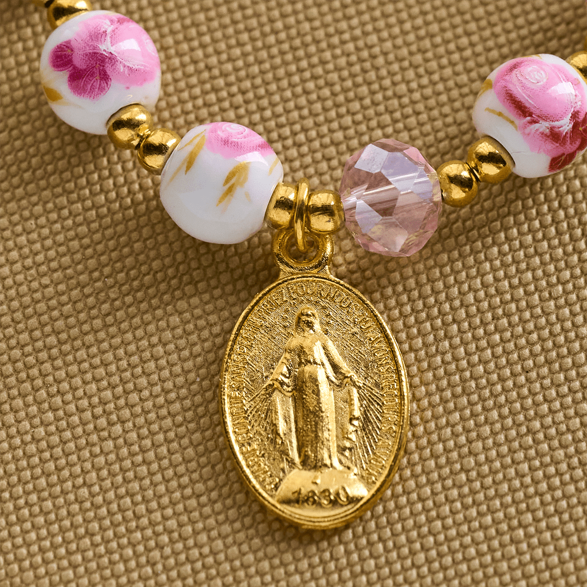 Bracelet élégant en céramique rose à motif floral de 8 mm avec médaille miraculeuse