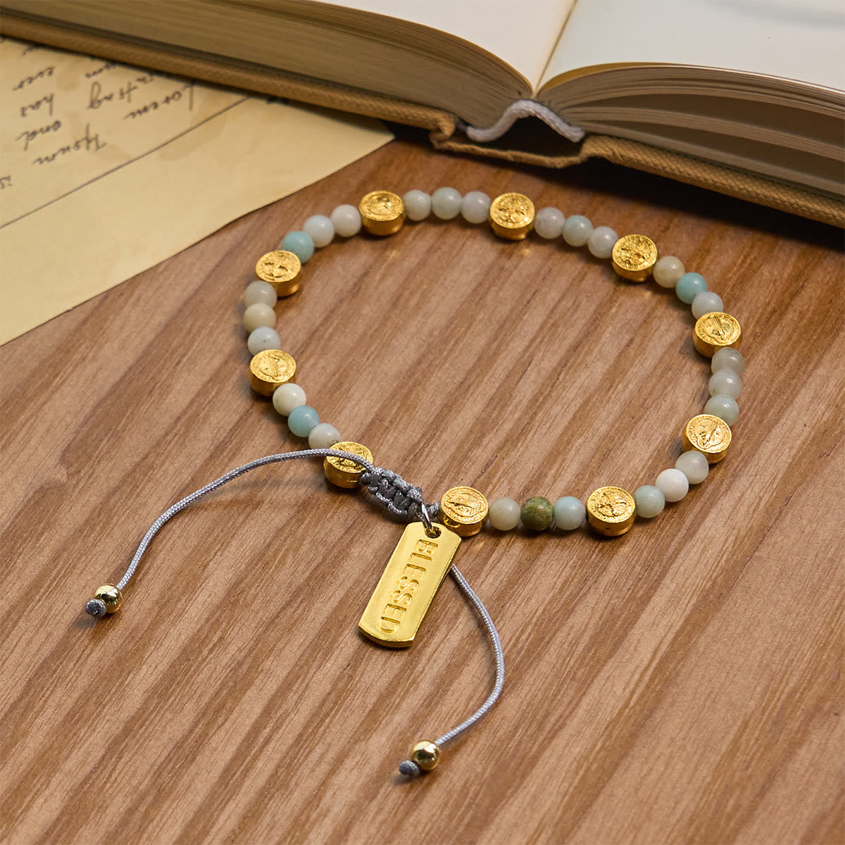 Bracelet de cheville de bénédiction de Saint Benoît bicolore avec perles de pierre naturelle douce