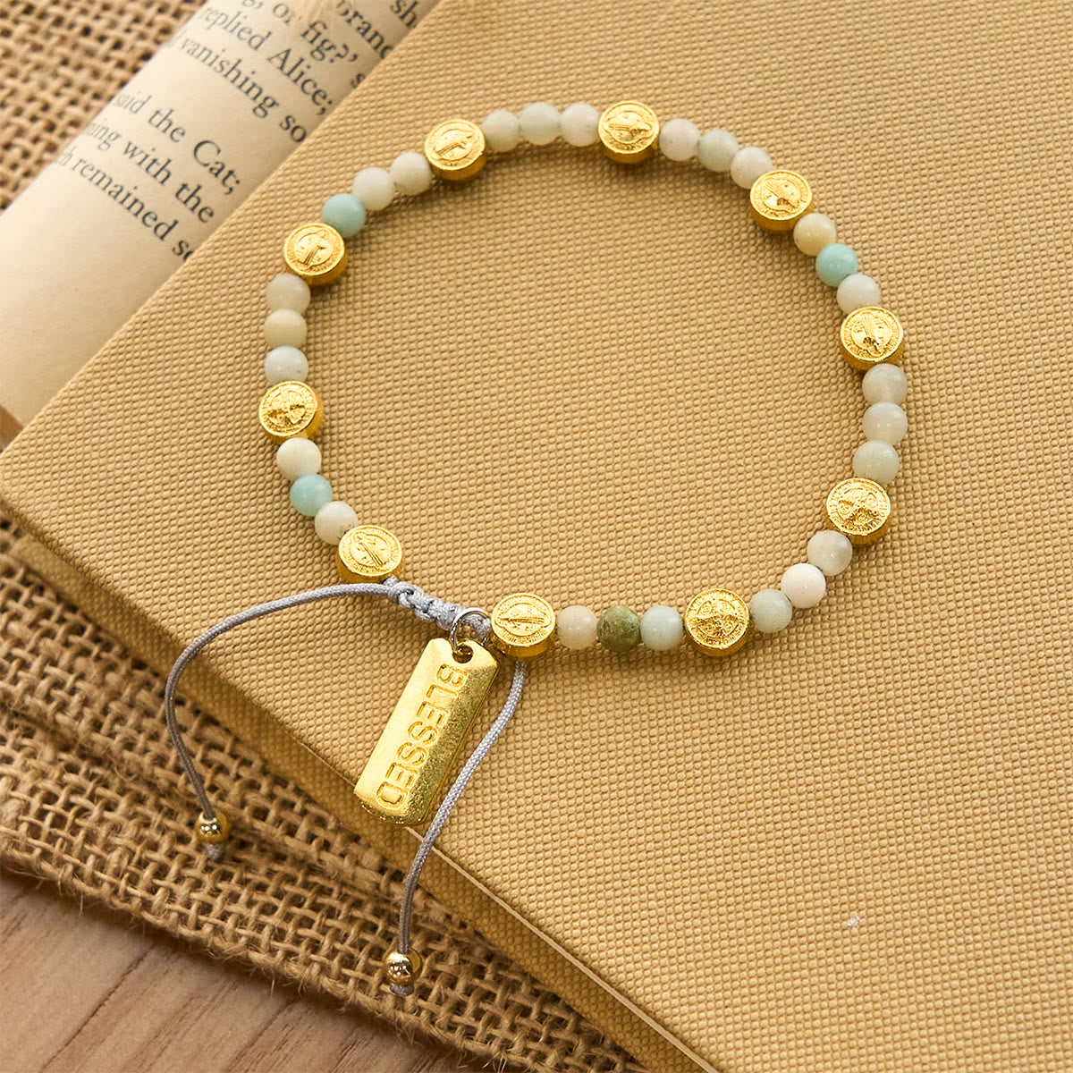Bracelet de cheville de bénédiction de Saint Benoît bicolore avec perles de pierre naturelle douce