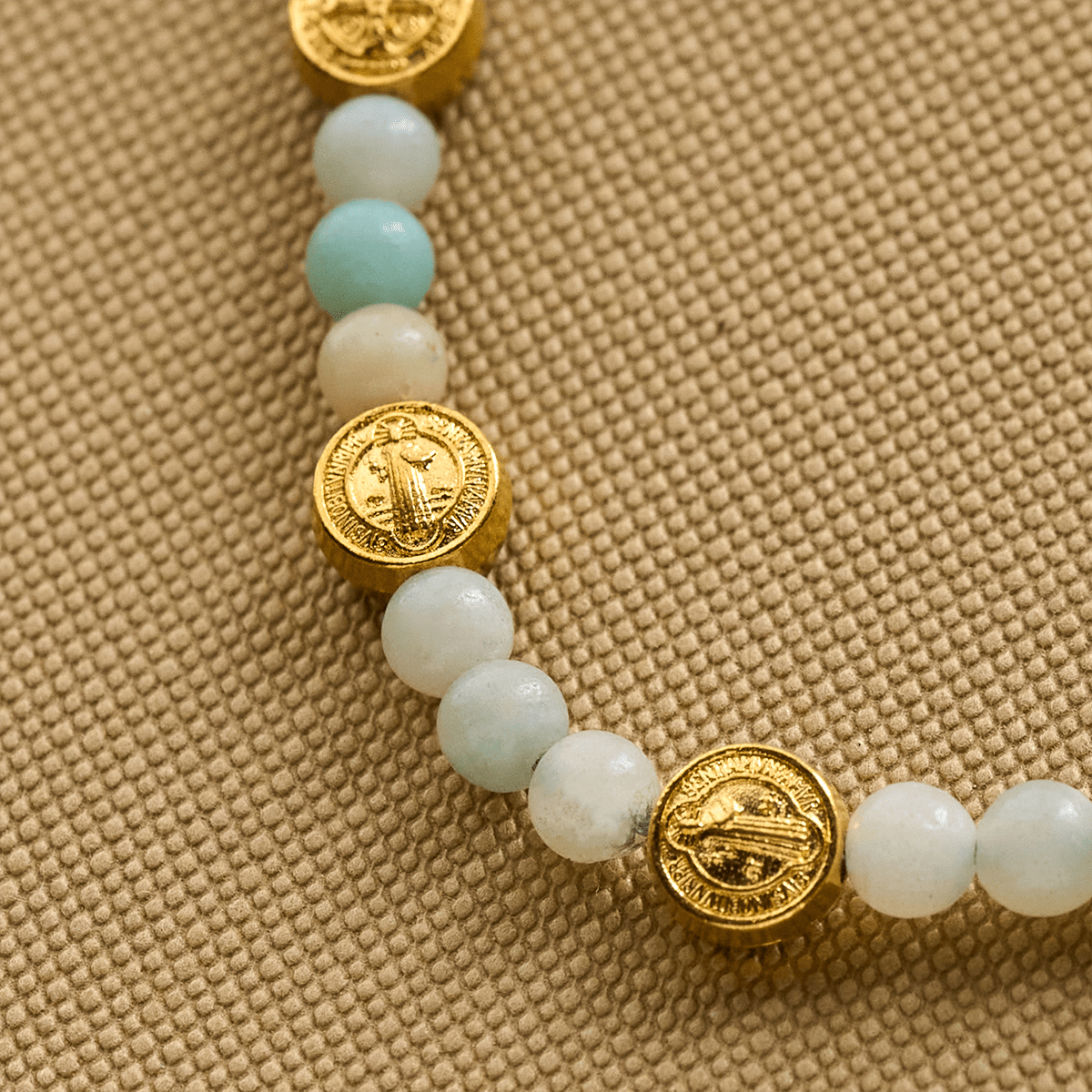 Bracelet de cheville de bénédiction de Saint Benoît bicolore avec perles de pierre naturelle douce