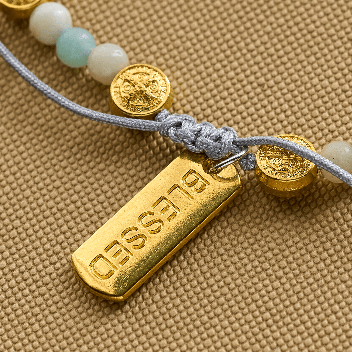 Bracelet de cheville de bénédiction de Saint Benoît bicolore avec perles de pierre naturelle douce