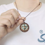 Collier colombe et croix du Saint-Esprit : une expression visuelle de foi dévotionnelle