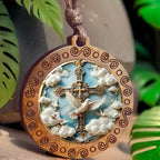 Collier colombe et croix du Saint-Esprit : une expression visuelle de foi dévotionnelle