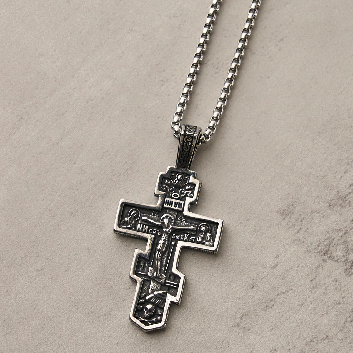 Collar de crucifijo ortodoxo bicolor con profundo significado espiritual