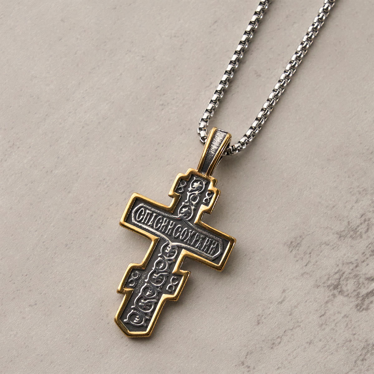 Collar de crucifijo ortodoxo bicolor con profundo significado espiritual