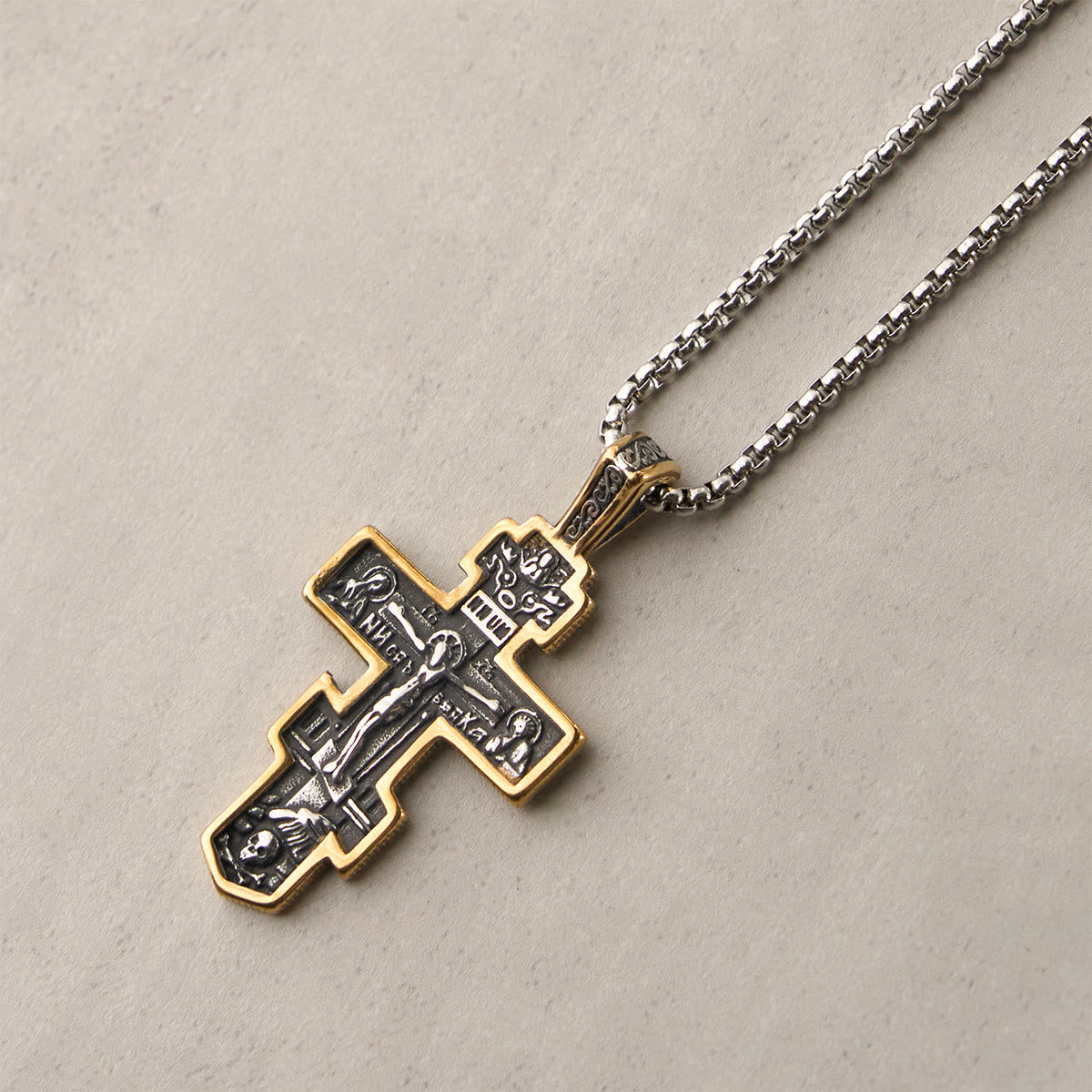 Collar de crucifijo ortodoxo bicolor con profundo significado espiritual