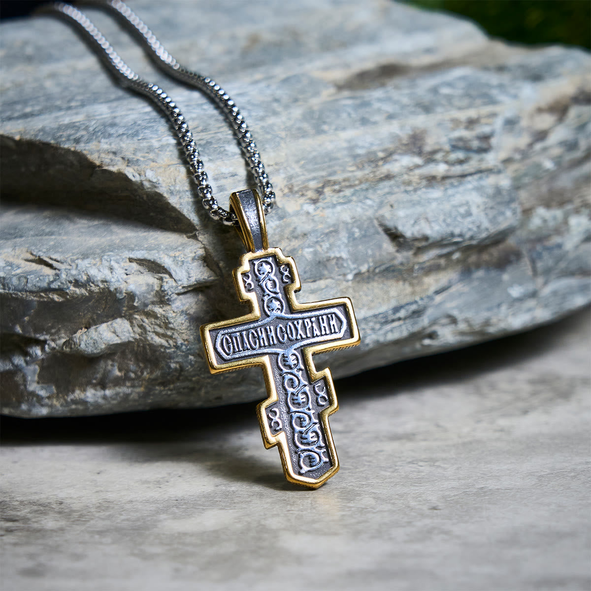 Collar de crucifijo ortodoxo bicolor con profundo significado espiritual