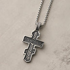 Collar de crucifijo ortodoxo bicolor con profundo significado espiritual
