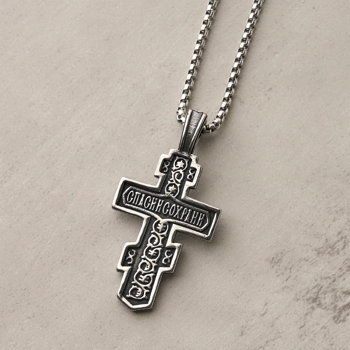 Collar de crucifijo ortodoxo bicolor con profundo significado espiritual
