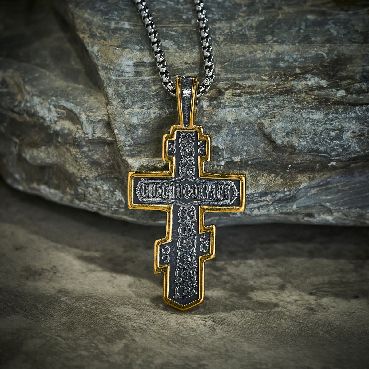 Collar de crucifijo ortodoxo bicolor con profundo significado espiritual