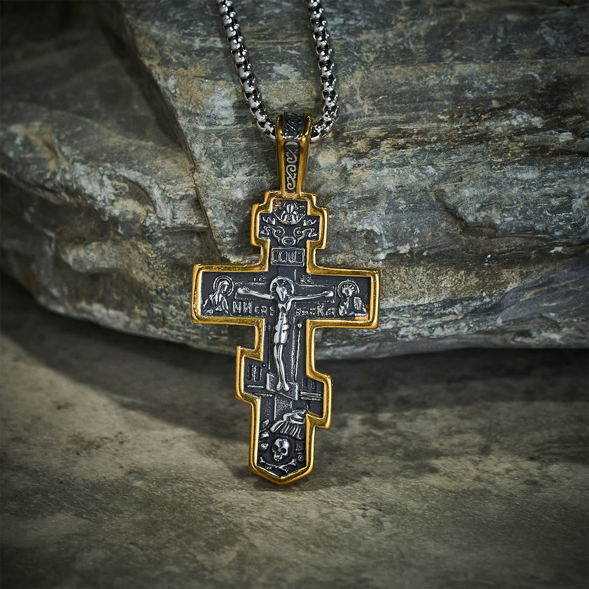 Collar de crucifijo ortodoxo bicolor con profundo significado espiritual