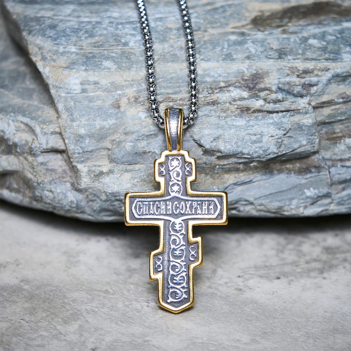 Collar de crucifijo ortodoxo bicolor con profundo significado espiritual