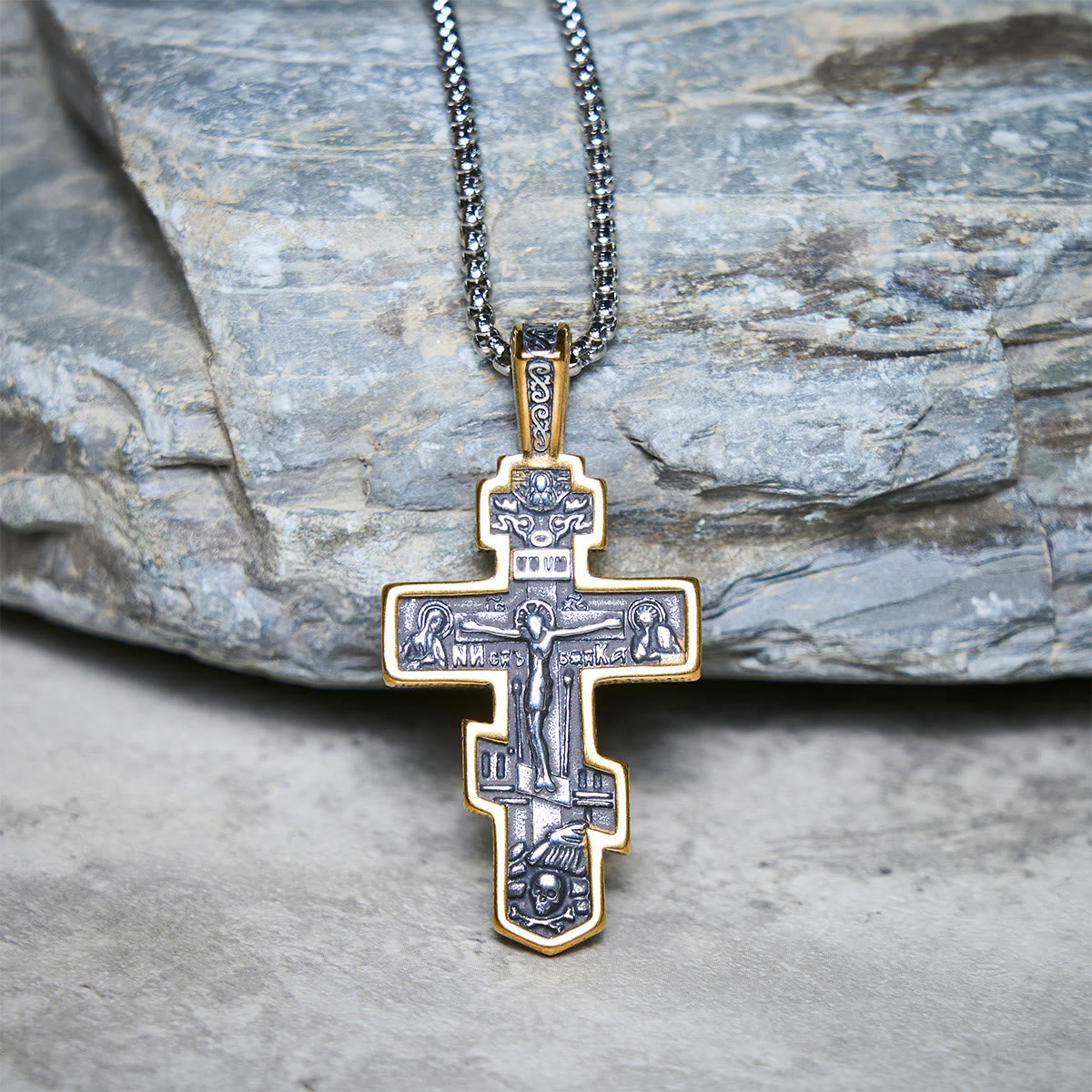 Collar de crucifijo ortodoxo bicolor con profundo significado espiritual
