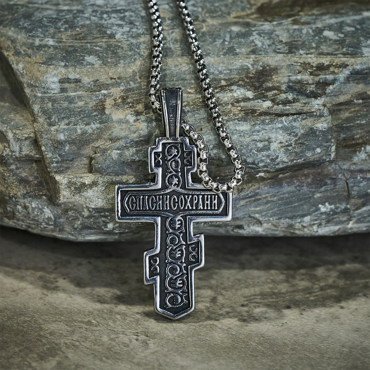 Collar de crucifijo ortodoxo bicolor con profundo significado espiritual