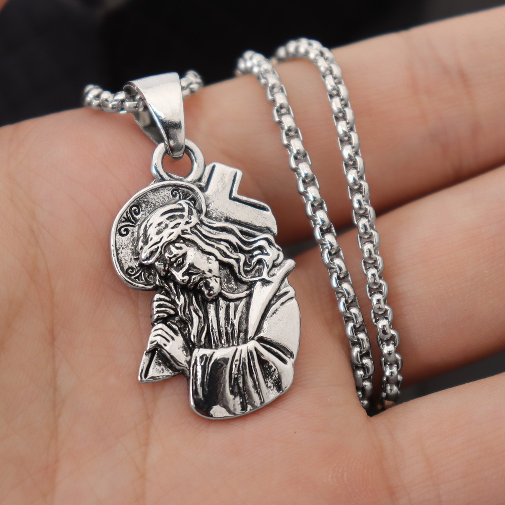 Collier pendentif Croix de Jésus classique avec couronne d'épines : l'âme rencontre la bénédiction