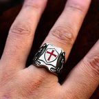 Anillo de escudo de Cruz Roja de estilo medieval con diseño caballeresco y detalles grabados