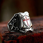 Anillo de escudo de Cruz Roja de estilo medieval con diseño caballeresco y detalles grabados
