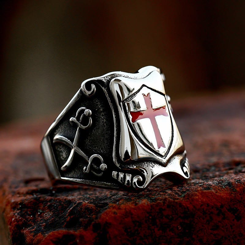 Anillo de escudo de Cruz Roja de estilo medieval con diseño caballeresco y detalles grabados