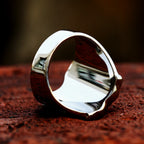 Anillo de escudo de Cruz Roja de estilo medieval con diseño caballeresco y detalles grabados