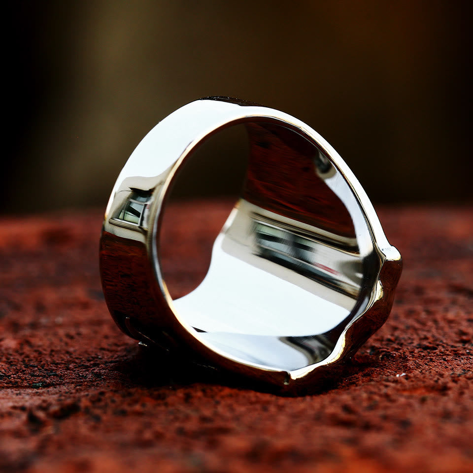 Anillo de escudo de Cruz Roja de estilo medieval con diseño caballeresco y detalles grabados