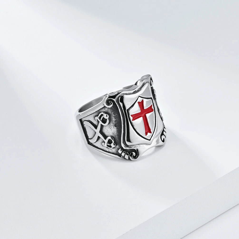 Anillo de escudo de Cruz Roja de estilo medieval con diseño caballeresco y detalles grabados