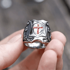 Anillo de escudo de Cruz Roja de estilo medieval con diseño caballeresco y detalles grabados