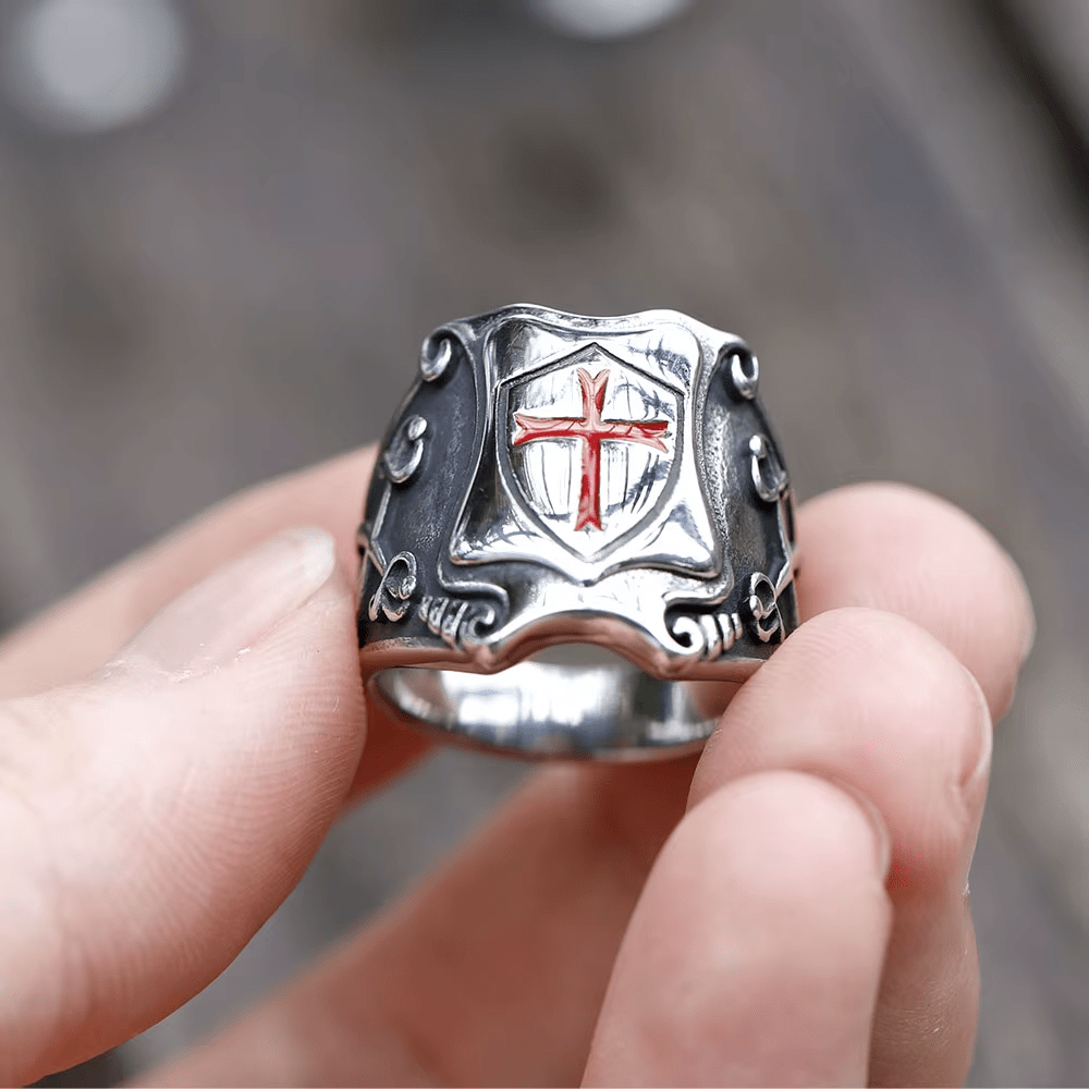 Anillo de escudo de Cruz Roja de estilo medieval con diseño caballeresco y detalles grabados