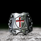 Anillo de escudo de Cruz Roja de estilo medieval con diseño caballeresco y detalles grabados