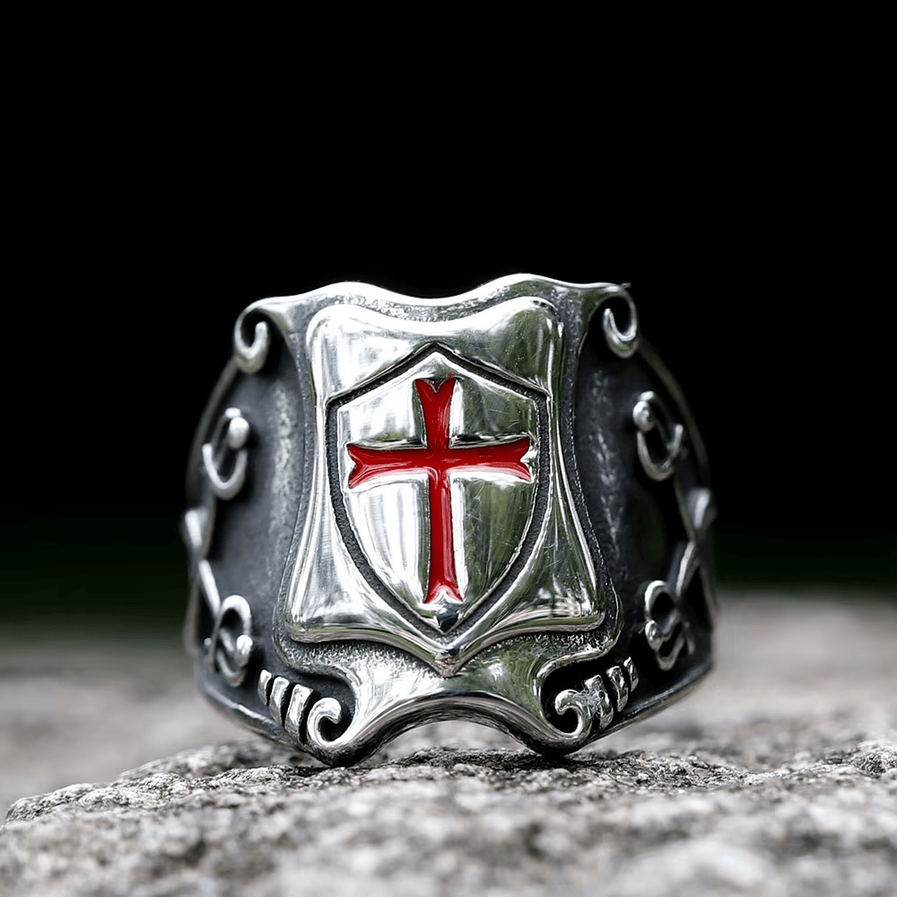 Anillo de escudo de Cruz Roja de estilo medieval con diseño caballeresco y detalles grabados