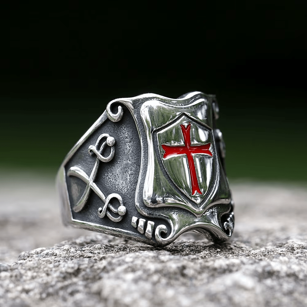 Anillo de escudo de Cruz Roja de estilo medieval con diseño caballeresco y detalles grabados